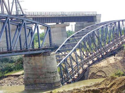 Linia Bucureşti - Giurgiu este ntreruptă din cauza prăbuşirii podului de la Grădiştea. De atunci podul nu a fost reparat şi linia nu funcţionează